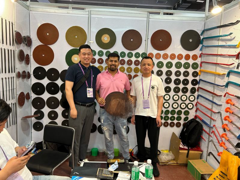 Exposición de discos de corte y clientes