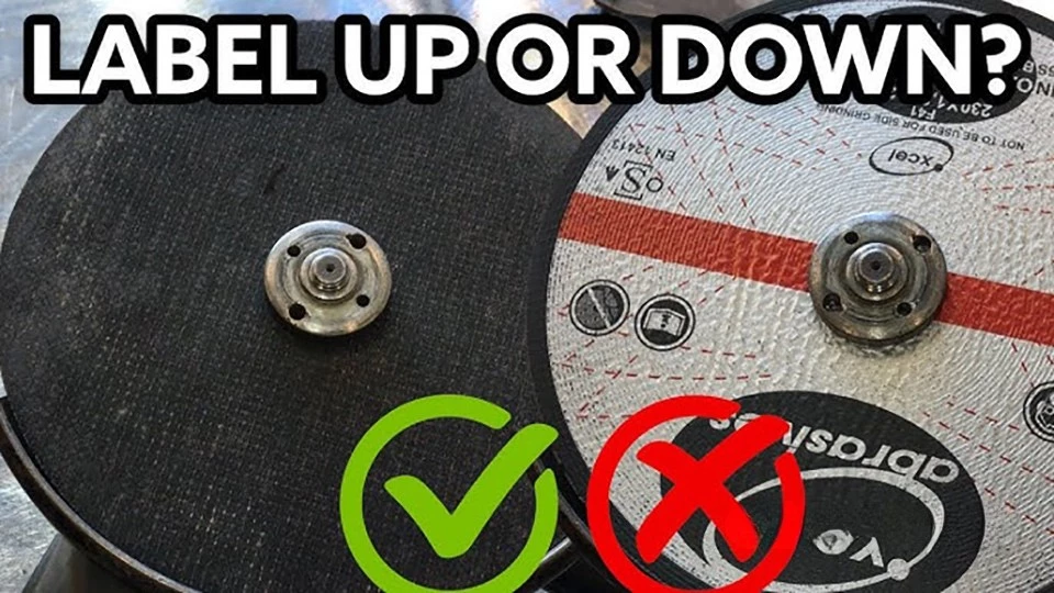 ¿En qué dirección se coloca un disco de corte en una amoladora?